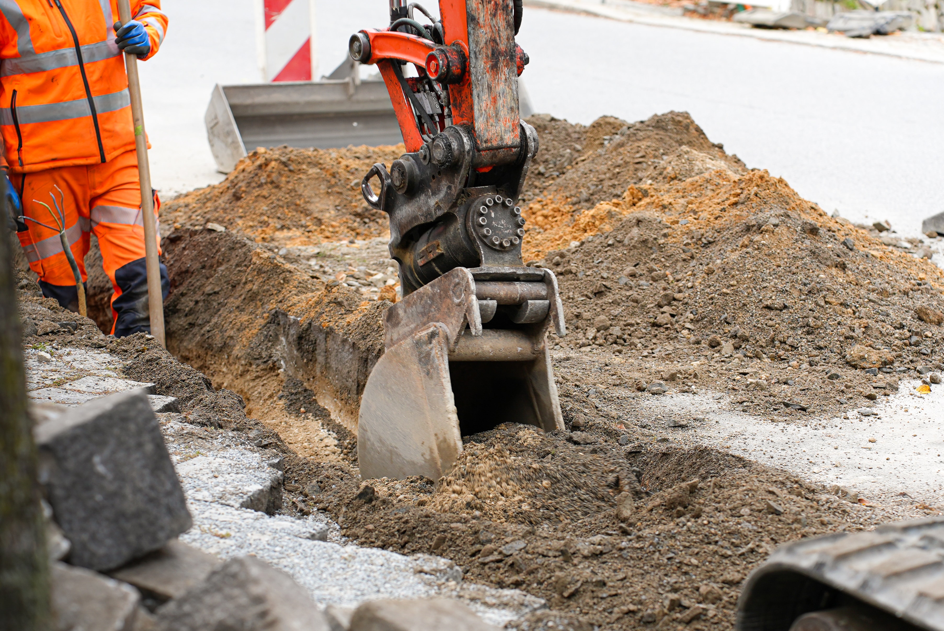 Tiefbauarbeiten mit Bagger und Kanalbau